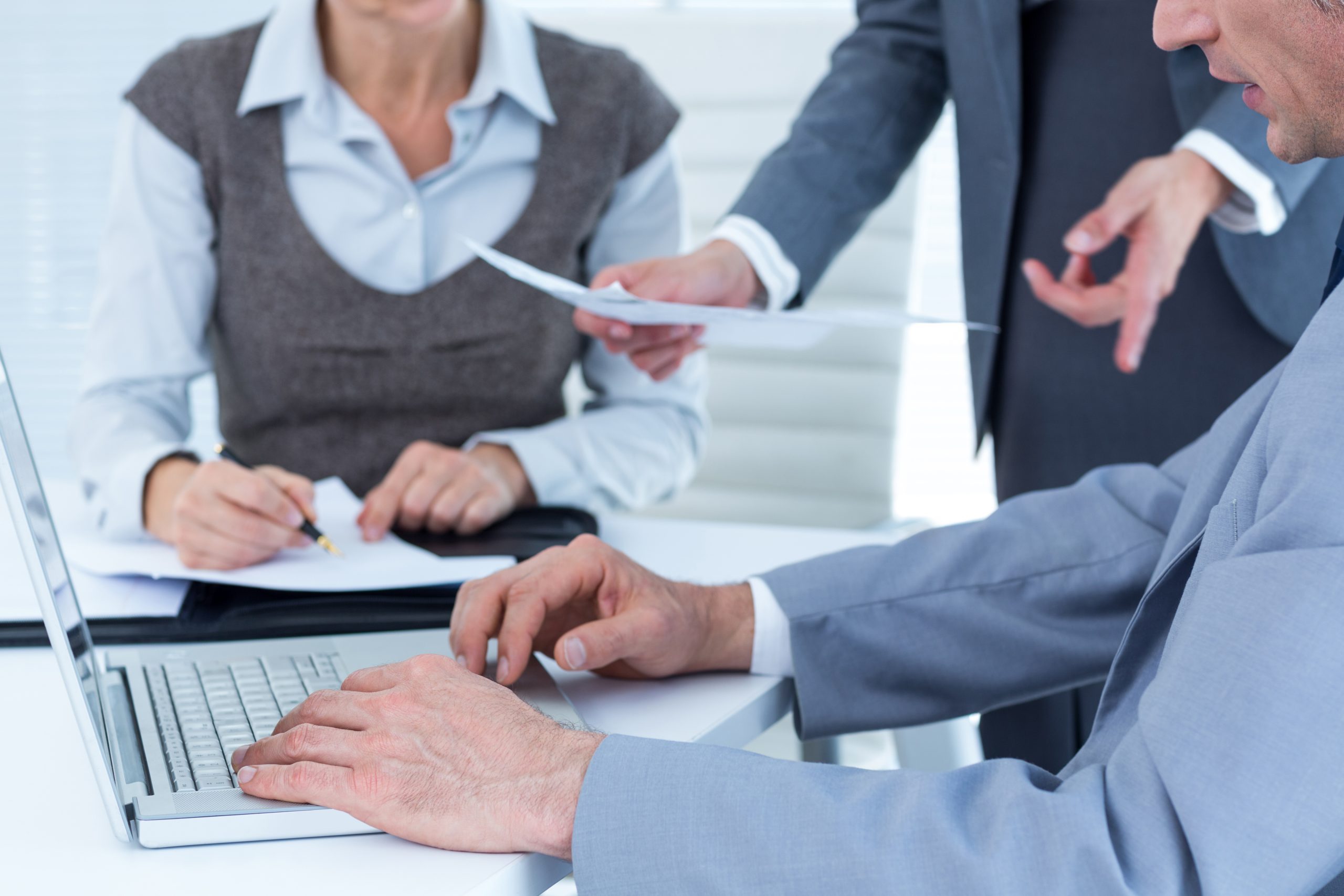 gente de negocios usando laptop